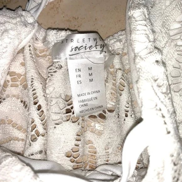 *SOLD ON OTHER SITE* Streetwear Society Floral Romper Size Medium - Picture 5 of 12